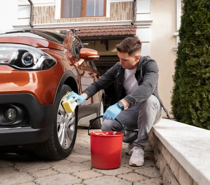 Lavage auto à domicile Châteauneuf-sur-Loire : professionnel intervenant sur un véhicule